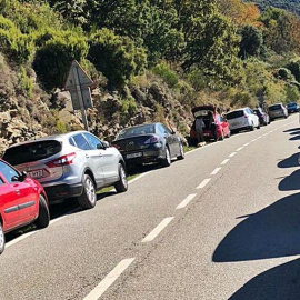 Vehicles aparcats al voral de la carretera BV-5301, dins el Parc Natural del Montseny. Ajuntament del Brull.