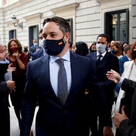 El líder de Vox, Santiago Abascal  en las afueras del Congreso. EFE