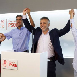 Ángel Víctor Torres (c), con Juan Fernando López Aguilar, Patricia Hernández y el jefe de la gestora regional, José Miguel Rodríguez Fraga, este domingo en Santa Cruz de Tenerife /EFE