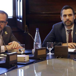 El president de la cambra catalana, Roger Torrent, i el vicepresident primer Josep Costa, presideixen la reunió de la Mesa del Parlament d'aquest dillus. EFE/Toni Albir