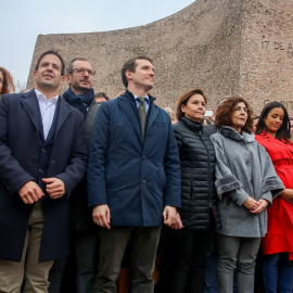 El presidente de Vox, Santiago Abascal (1i), el líder del PP, Pablo Casado (3i), y el líder de Ciudadanos, Albert Rivera (2d), el 10 de febrero de 2019, posan en la plaza de Colón de Madrid, en protesta por el diálogo de Pedro Sánchez con los indepen