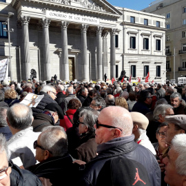 Imagen de la concentración de jubilados en defensa del sistema público de pensiones, en la Carrera de San Jerónimo en Madrid, frente al Congreso de los Diputados. EFE/Jesús Narvaiza