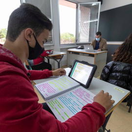 Un alumno de secundaria utiliza una tablet en clase del colegio Reina Sofía de Totana. /EFE /Marcial Guillén