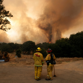 Los bomberos del CalFire controlan las llamas del incendio Detwiler en Mariposa, California / Reuters