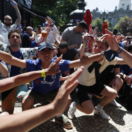 Aficionados del Chelsea y del Manchester City en las horas previas al partido de fútbol, este sábado en Oporto. - Pedro Nunes / REUTERS