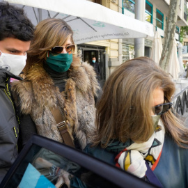 La mujer del extesorero del PP Luis Bárcenas, Rosalía Iglesias, sale de su domicilio, acompañada de su hijo Willy Bárcenas un día después de conocer que podría entrar en prisión por la trama Gürtel, en Madrid. /Ángel Díaz Briñas / Europa Press