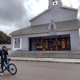 Un ciclista parado frente al panteón de la familia Franco en el cementerio madrileño de Mingorrubio, en El Pardo, en el que está enterrado Francisco Franco junto a su mujer, Carmen Polo. EFE/María Traspaderne