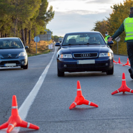 Un agente de la Guardia Civil detiene un vehículo