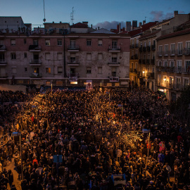 Concentración en la plaza de Nelson Mandela, en el barrio madrileño de Lavapiés, para protestar por la muerte del mantero senegalés Mmame Mbage. JAIRO VARGAS