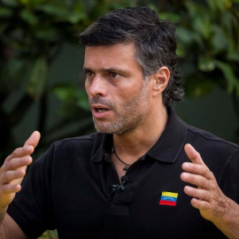 El líder opositor venezolano Leopoldo López habla durante una entrevista concedida a Efe este jueves, en Caracas (Venezuela). /EFE