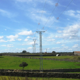 Línea eléctrica entre  Monroy y Torrejón el Rubio, en la provincia de Cáceres.