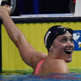 La nadadora española Mireia Belmonte tras conseguir la medalla de plata en la final de los 1.500m libres femeninos del Mundial de Natación que se disputa en Budapest (Hungría). EFE/Alberto Estévez