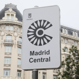 Señal en la vía pública para informar de una zona afectada por Madrid Central | Ayuntamiento de Madrid.