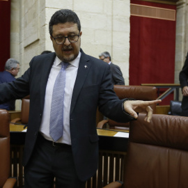 El líder de Vox, Francisco Serrano, en su escaño en el Parlamento andaluz, durante la sesión de investidura del líder del PP andaluz Juan Manuel Moreno. EFE/José Manuel Vidal