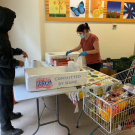 Una persona recull aliments que reparteix l’entitat Arrels Sant Ignasi a Lleida. Fotografia cedida per Arrels Sant Ignasi.