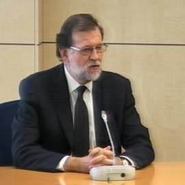 Imagen capturada de la señal de vídeo institucional que muestra al presidente del Gobierno, Mariano Rajoy, durante su declaración como testigo en la Audiencia Nacional en San Fernando de Henares (Madrid) en el macrojuicio de corrupción de la trama Gü