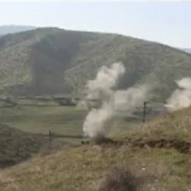 Imagen fija del Ministerio de Defensa región de Nagorno Karabaj muestra humo que se eleva después de los enfrentamientos entre las fuerzas de Armenia y Azerbaiyán en la región de Nagorno-Karabaj. /REUTERS