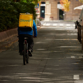 Un repartidor de Glovo circula por una calle de Pamplona, en Navarra, (España), a 11 de octubre de 2020. EUROPA PRESS/Eduardo Parra