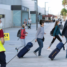 Llegada de turistas este sábado al aeropuerto de Tenerife Sur, en el municipio de Granadilla de Abona (Tenerife), procedentes de Alemania y Reino Unido una vez que Canarias ha sido eliminada de sus respectivas listas negras de destinos turísticos. EFE/M