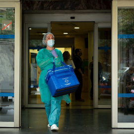 Una profesional sanitaria sale del Centro Atención Primaria (CAP) de Manso de Barcelona. EFE/Enric Fontcuberta/Archivo