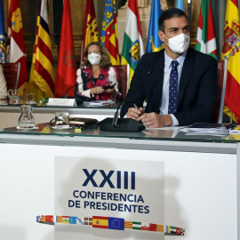 GRAF7967. MADRID, 26/10/2020.- El presidente del Gobierno, Pedro Sánchez (d) junto a la vicepresidenta de Asuntos Económicos, Nadia Calviño (c) y la ministra de Hacienda, María Jesús Montero (i) durante la Conferencia de presidentes autonómicos cele