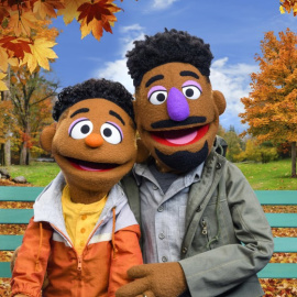 Dos nuevos muppets de "Barrio Sésamo", Wes y Elijah, protagonizan la nueva serie "ABC de la alfabetización racial".