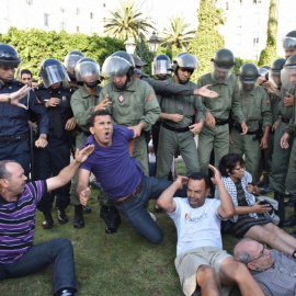 Las fuerzas de seguridad de Marruecos forcejean con los manifestantes del movimiento popular Al-Hirak Al-Shaabi, frente al Parlamento en Rabat para pedir la liberación de la líder del movimiento Nasser Zefzafi .-AFP