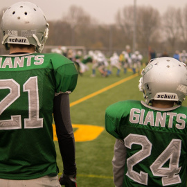 Imagen de archivo de niños preparándose para jugar a fútbol americano. - Pixabay