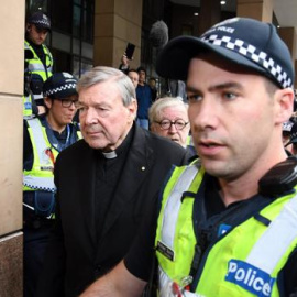 George Pell llega a la audiencia de Melbourne escoltado por policías / EFE