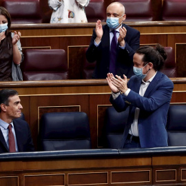 El presidente del Gobierno, Pedro Sánchez, es aplaudido por el vicepresidente segundo, Pablo Iglesias (d) y sus compañeros de partido tras su intervención en la moción de censura de VOX al gobierno de coalición, en el Congreso de los Diputados este m