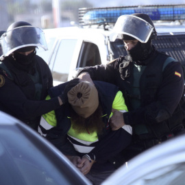 Agentes de la Guardia Civil trasladan a uno de los dos detenidos en la operación contra el terrorismo yihadista en Ceuta. EFE