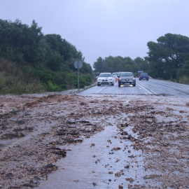 Imatge d'aquest 1 de setembre de l'N-340 entre Sant Carles de la Ràpita i Alcanar, amb fang i aigua a la calçada a causa dels aiguats.