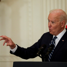 El presidente de Estados Unidos, Joe Biden, responde preguntas mientras realiza su primera conferencia de prensa formal en el Salón Este de la Casa Blanca, en Washington. - Reuters