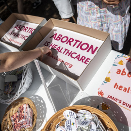 Manifestantes contra la ley antiaborto de Texas toman carteles en una concentración frente al capitolio del estado, en Austin, en mayo de 2021. AFP/Sergio Flores / Getty Images