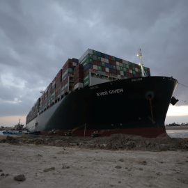 Imagen del buque Ever Given bloqueado en el canal de Suez. - Reuters