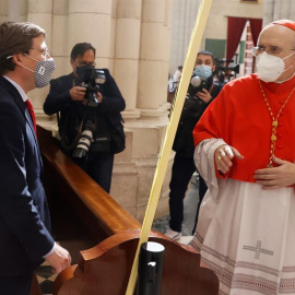 El alcalde de Madrid, José Luis Martínez-Almeida (i) conversa con el arzobispo de Madrid, cardenal Carlos Osoro (d) antes de la eucaristía del Domingo de Ramos y bendición de las palmas oficiada en la Catedral de la Almudena en Madrid este domingo.