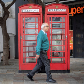 28/03/2021. Un hombre camina sin mascarilla por las calles de Gibraltar. - EFE