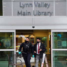 27/03/2021. Imagen de la Policía en la biblioteca pública de Lynn Valley, en North Vancouver (Canadá). - Reuters