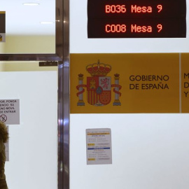 Un grupo de personas espera su turno en una oficina de empleo del ECyL de Valladolid. EFE/Nacho Gallego/Archivo