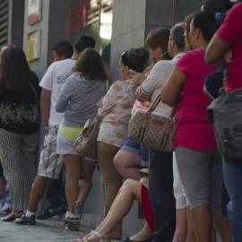 Varias mujeres esperan en la cola del paro. EFE