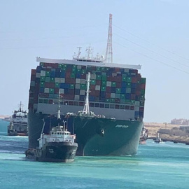 El portacontenedores Ever Given fue reflotado y ya navega por el canal de Suez.