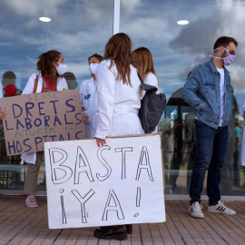 Concentración de médicos frente a las puertas del Hospital Mateu Orfila de Mahón durante el primer día de la huelga convocada por la Confederación Estatal de Sindicatos Médicos (CESM) para visibilizar la huelga convocada hoy