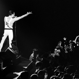 Freddie Mercury, en un concierto de Queen, en Paris, en 1984. AFP/JEAN-CLAUDE COUTAUSSE