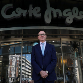 El nuevo presidente de El Corte Inglés, Jesús Nuño de la Rosa, delante de uno de sus establecimientos en Madrid. REUTERS/Susana Vera