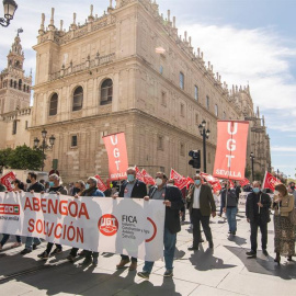 Trabajadores de Abengoa, convocados por los sindicatos UGT y CCOO, pasando junto a la Catedral y la Giralda de Sevilla durante la manifestación que ha tenido lugar hoy en defensa del empleo.