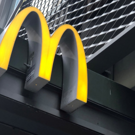 Foto de archivo. El logo de McDonald's en una fachada de un local de la empresa en Nueva York.