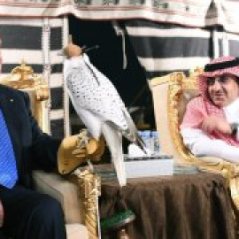 El rey Juan Carlos I fraguó su fortuna con la venta de armas a países árabes junto a Colón de Carvajal y Khashoggi