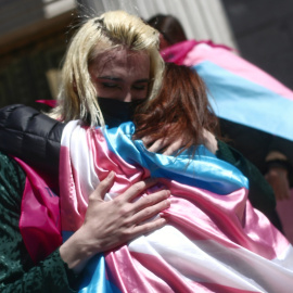 Miembros de colectivos trans se abrazan tras registrar una ley en el Congreso de los Diputados, en Madrid, (España), a 17 de marzo de 2021.