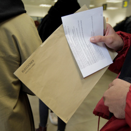 Una persona porta un sobre del voto por correo para las elecciones del próximo 28-A mientras espera su turno en una oficina de Correos de Madrid. EFE/Carlos Pérez