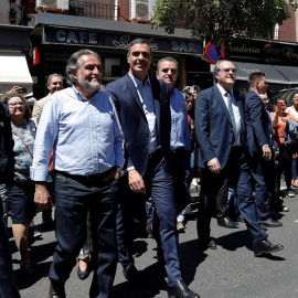 13/05/2019.- El secretario general del PSOE y presidente del Gobierno en funciones, Pedro Sánchez (2i), visita Puente de Vallecas en compañía del candidato a la Comunidad, Ángel Gabilondo (4i), y a la Alcaldía de Madrid, Pepu Hernández (i), y el sec